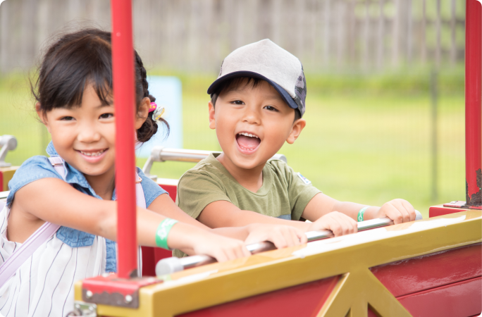 ファミリーで遊園地を楽しむ